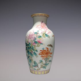 An Exquisite Enamel Flower and Butterfly Pattern Vase