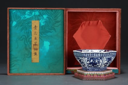 An Exquisite Blue and White Flower and Bird Pattern Bowl