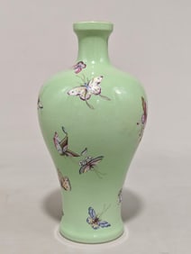 An Exquisite Famille-Rose Butterfly Pattern Vase