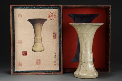 An Exquisite Ge yao with poem Vase