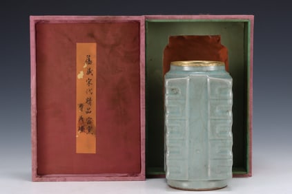 An Exquisite Guan yao Painted Gold with poem Vase