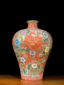 An Exquisite Iron-Red Lotus Pattern Dragon Pattern Vase