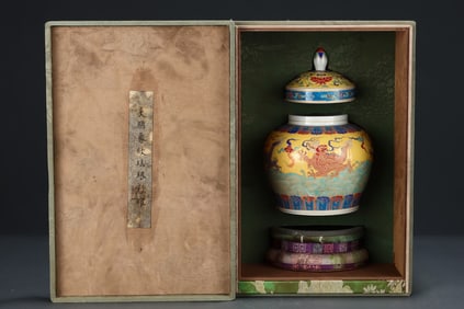 An Exquisite Wucai Kylin Pattern Lotus Pattern Jar