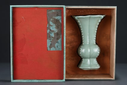 An Exquisite Guan yao Vase