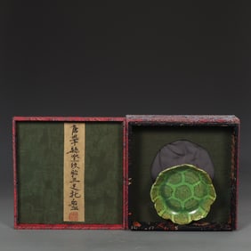 An Exquisite Gong xian yao Green Glazed Tripod Plate
