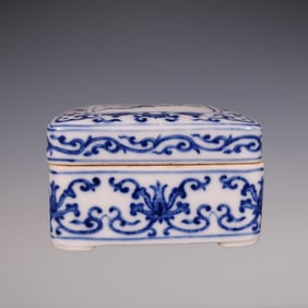 An Exquisite Blue and White Lotus Pattern Flower and Fruit Pattern Box