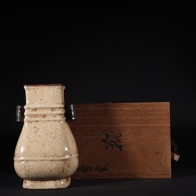 An Exquisite Ge yao Double-Ears Vase