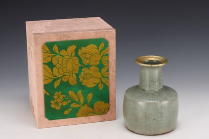 An Exquisite Guan yao Cover with Gold Vase