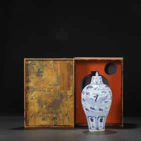 An Exquisite Blue and White Phoenix Pattern Vase,With Cover