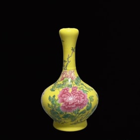 An Exquisite Yellow Ground Flower Pattern Vase