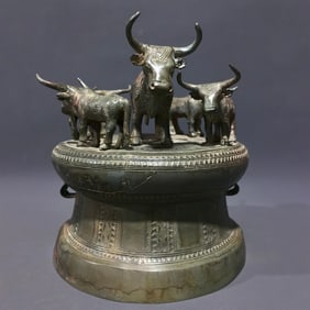 An Archaic Bronze Buffalo Pattern Ornament