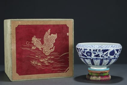 An Exquisite Blue and White Lotus and Dragon Pattern Bowl