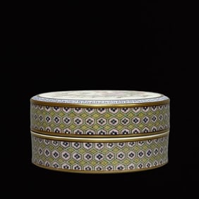 An Exquisite Famille-Rose Flower and Butterfly Pattern Painted Gold With Cover Box