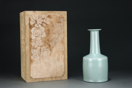 An Exquisite Guan yao Celadon Glazed Vase