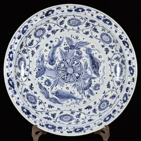 An Exquisite Blue and White Fish and algae pattern Plate