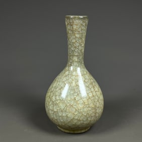An Exquisite Guan yao Vase