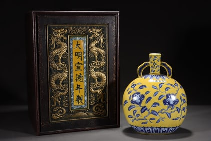 An Exquisite Blue and White Yellow Glazed Flower Pattern Double-Ears Vase