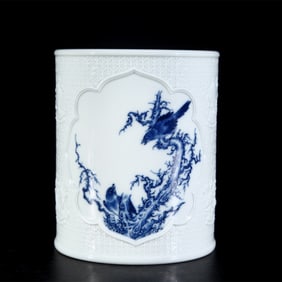 An Exquisite Blue and White Flower and Bird Pattern Brush Pot