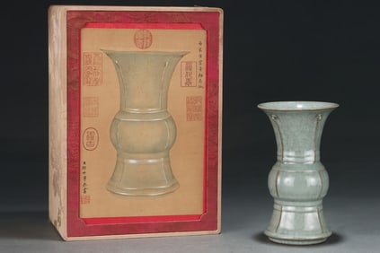 An Exquisite Guan yao Vase,with an Imperial Poem by Emperor Qianlong