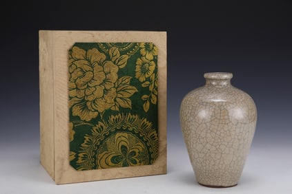 An Exquisite Ge yao Vase