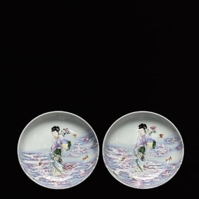 A Pair of Exquisite Famille-Rose Figure Pattern Plates