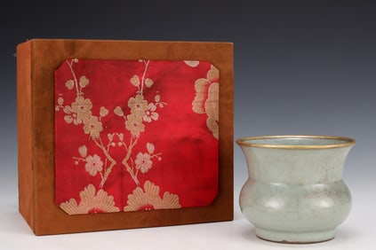An Exquisite Guan yao Cover with Gold Jar
