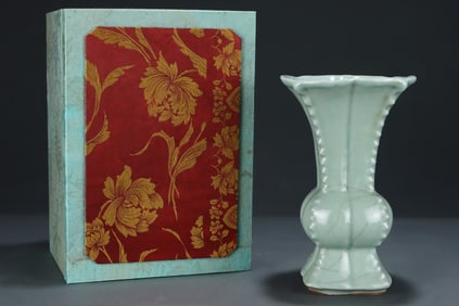 An Exquisite Guan yao Vase