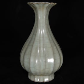 An Exquisite Guan yao Vase