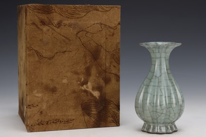 An Exquisite Guan yao Vase