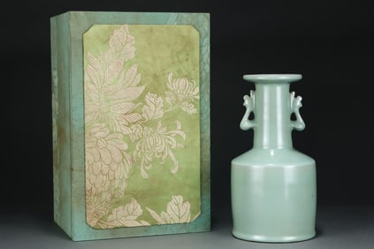 An Exquisite Guan yao Celadon Glazed Phoenix-Ears Vase