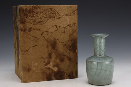 An Exquisite Guan yao Vase