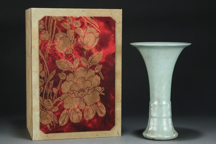 An Exquisite Guan yao Celadon Glazed Vase