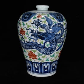 An Exquisite Blue and White Wucai Dragon Pattern Vase