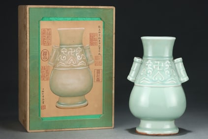 An Exquisite Longquan yao Celadon Glazed Double-Ears Vase