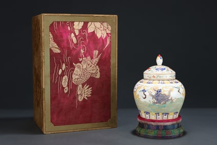 An Exquisite Wucai Kylin Pattern Cover Jar