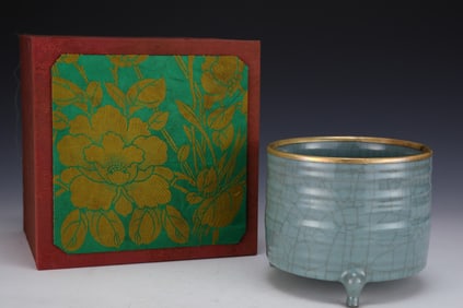 An Exquisite Guan yao Cover with Gold Tripod Vase