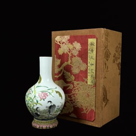 An Exquisite Enamel Flower and Bird Pattern Vase,with poem