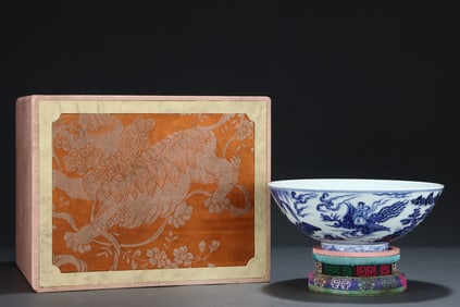 An Exquisite Blue and White Flower and Figure Pattern Bowl
