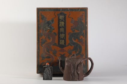 An Exquisite Purple Sands Teapot,with Auspicious Beast Pattern Snuff Bottle