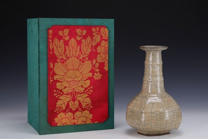 An Exquisite Ge yao Vase