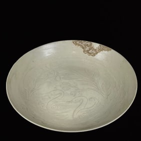 An Exquisite Ding yao Flower and Bird Pattern Plate