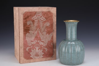 An Exquisite Guan yao Cover with Gold Vase