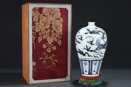 An Exquisite Blue and White Auspicious Cloud and Dragon Pattern Vase