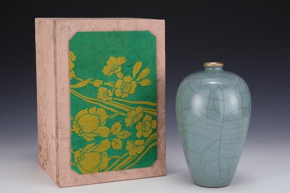 An Exquisite Guan yao Cover with Gold Vase