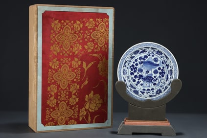 An Exquisite Blue and White Fish and Algae Pattern Plate