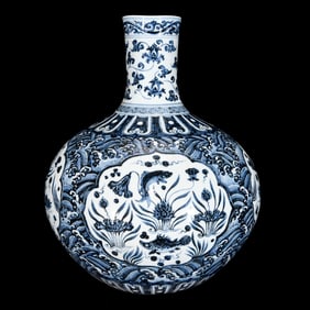 An Exquisite Blue and White Hornwort Pattern Vase