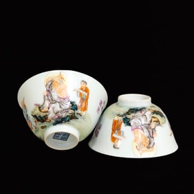 A Pair of Exquisite Famille-Rose Character and Story Pattern Painted Gold Bowls