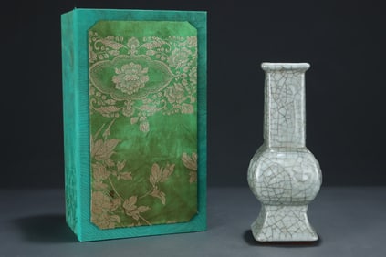 An Exquisite Guan yao Vase