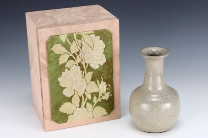 An Exquisite Guan yao Vase, with an Imperial Poem by Emperor Qianlong