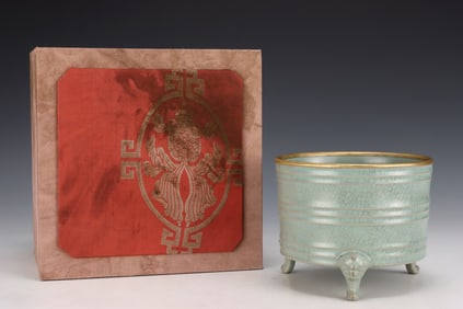 An Exquisite Ru yao Cover with Gold Tripod Censer